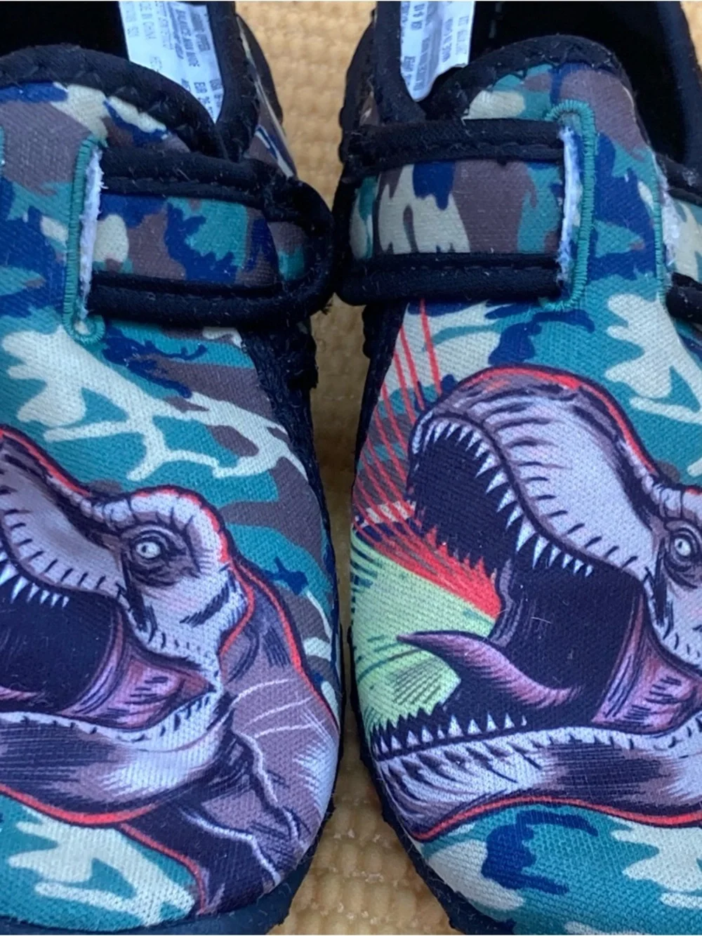 Jurassic Park sneakers water pool beach shoes boys size 9-10 measures 8
